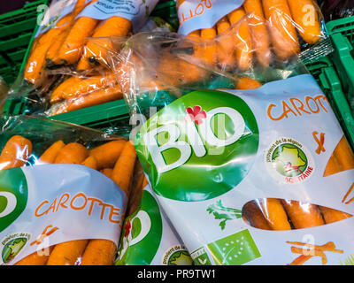 BIO agricoltura biodinamica tecniche carote organico (carottes) confezionato sul display per la vendita in francese Intermarché supermercato Francia Foto Stock