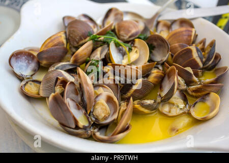 Le vongole in salsa di aglio Foto Stock