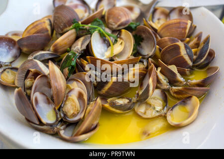 Le vongole in salsa di aglio Foto Stock