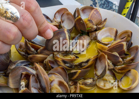 Donna di mangiare i frutti di mare. Foto Stock