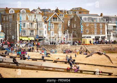 Occupato di attrazione turistica St Ives Wharf Road, fronte spiaggia cittadina in Cornovaglia, Inghilterra Foto Stock