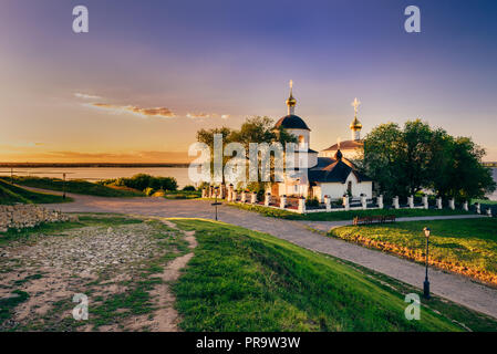 Chiesa di San Costantino ed Elena sull isola rurale Sviyažsk in Russia. Tramonto d'estate. Foto Stock