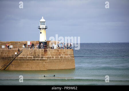 Occupato di attrazione turistica St Ives Smeatons Pier , fronte spiaggia cittadina in Cornovaglia, Inghilterra Foto Stock