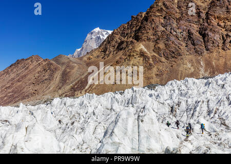 In Asia centrale, Tagikistan, Patrimonio Mondiale dell Unesco, Tajik National Park - Montagne del Pamirs alpinisti sul ghiacciaio Moskvina sulla strada a picco Korzhe Foto Stock