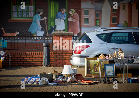 Avvio auto vendita presso il mercato coperto con casa a schiera mural dietro Stoke-on-Trent, Staffordshire Foto Stock