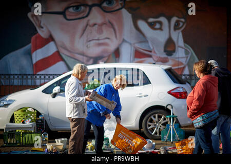 Avvio auto vendita presso il mercato coperto con mural dietro Stoke-on-Trent, Staffordshire Foto Stock