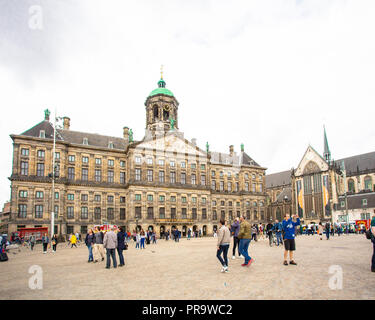AMSTERDAM, Paesi Bassi - 31 agosto 2018: vista della storica Piazza Dam in Amsterdam Foto Stock