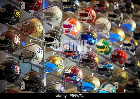 Atlanta capitale della condizione degli Stati Uniti della Georgia, casco da football americano Wall display all'interno di College Football Hall of Fame di attrazione turistica Foto Stock