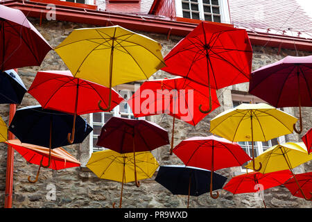 Decorazioni di ombrelloni in aria al di sopra di Rue du Cul de Sac, Quebec City, in Canada. Vieux Quebec. Foto Stock