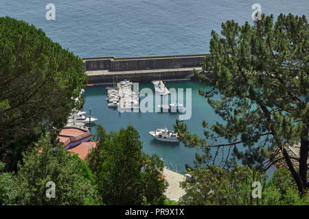 Vista dal punto di vista di San Roque del porto sportivo nella città di Lastres, Principato delle Asturie, Spagna, Europa Foto Stock
