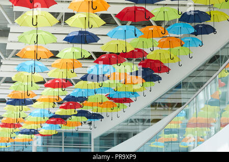 Vivacemente colorato ombrelloni sospesi in MediaCityUK Salford Quays per aumentare la consapevolezza del Disturbo da Deficit di Attenzione e Iperattività (ADHD) e l'autismo Foto Stock