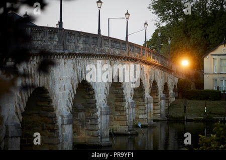 Bath Road ponte che attraversa il fiume Tamigi in Maidenhead un mercato comune in Berkshire Foto Stock