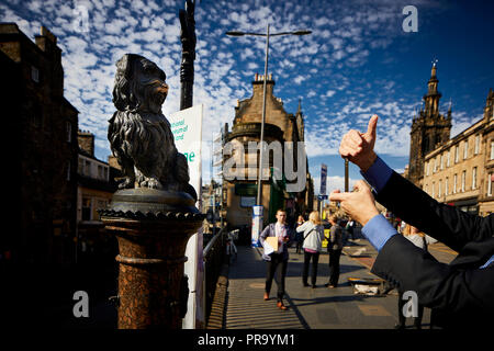 Centro storico di Edimburgo, Scozia Greyfriars Bobby statua di Skye Terrier dallo scultore William Brodie Foto Stock