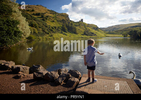 Centro storico di Holyrood Park di Edimburgo, Scozia, St Margaret Loch è un poco profondo man-made loch witt la rovina della Basilica di Sant'Antonio Cappella di Arthur del posto di guida Foto Stock