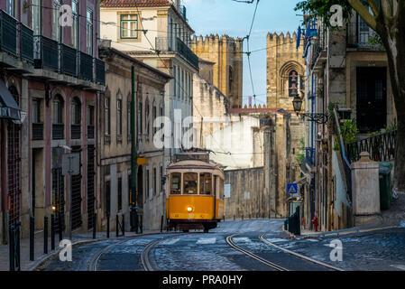 Il tram sulla linea 28 a Lisbona, Portogallo Foto Stock