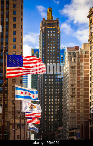 Guardando verso il basso Chicago la famosa Michigan Avenue come bandiere soffiare nel vento Foto Stock