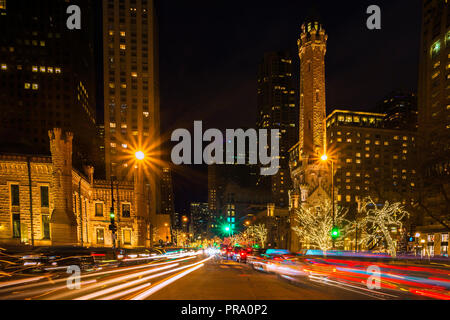 Le luci di Natale brillano lungo il Chicago's Michigan Avenue e la sua storica Water Tower Foto Stock