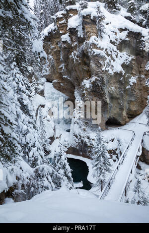 Inverno a Johnston Canyon nel Parco Nazionale di Banff, Alberta, Canada Foto Stock