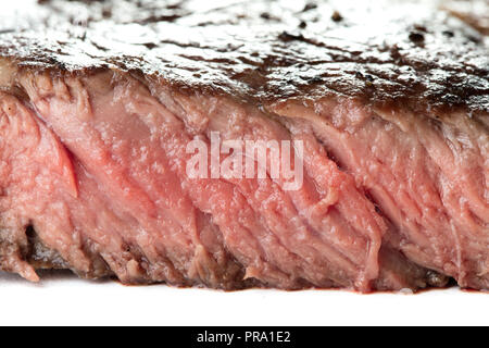 Vista ravvicinata di fettine di carne di manzo isolato su sfondo bianco Foto Stock