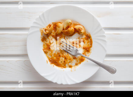 Avanzi del piatto di pasta sulla piastra bianca Foto Stock