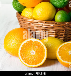 Agrumi sul tavolo di legno Foto Stock