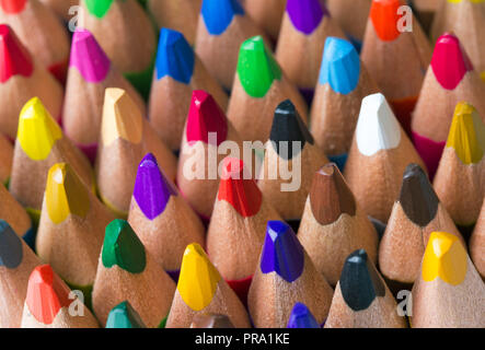 Vista ravvicinata di varie matite di colore Foto Stock