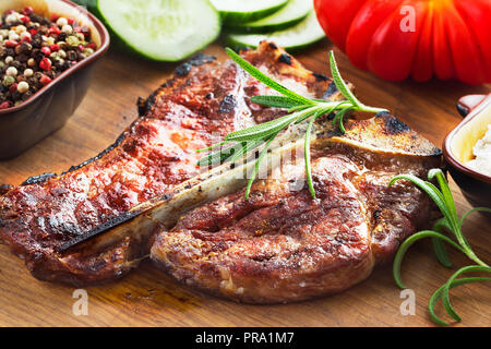 Bistecca alla griglia con verdure su sfondo di legno Foto Stock