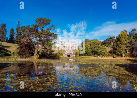 Enniskerry, Irlanda, 24 settembre 2018. Al Powerscourt House presso al Powerscourt Garden. Vista panoramica. Si tratta di una delle principali attrazioni turistiche in Irela Foto Stock