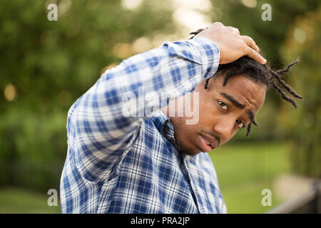 Giovane americano africano uomo nel profondo pensiero. Foto Stock