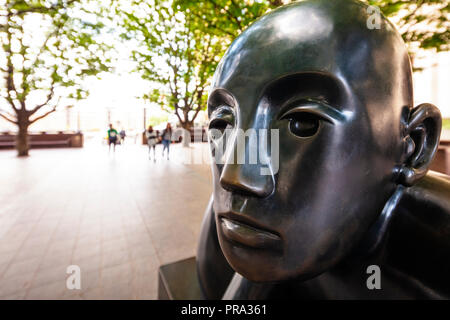 Europa, Regno Unito, Inghilterra, Londra, Canary Wharf, due uomini su un banco di lavoro (1995) della statua di Giles Penny Foto Stock