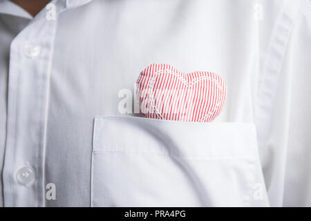 Cuore di stoffa nella tasca di una camicia. Foto Stock