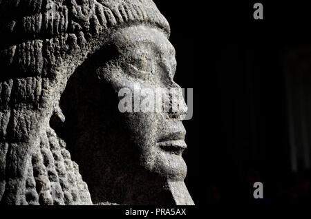 Statua di Roy - sommo sacerdote di Amon-Ra a Tebe. British Museum, Bloomsbury, Londra, Inghilterra, Regno Unito. Xix dinastia, c1220-1200BC da Karnak, Tempio di M Foto Stock