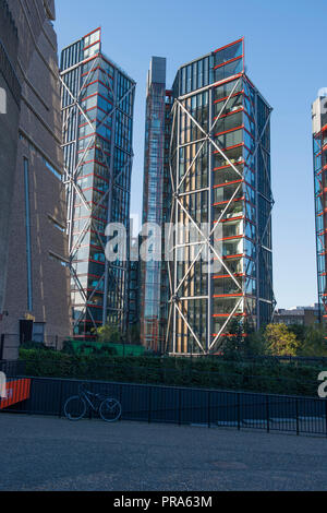 1 ottobre 2018. Cielo azzurro oltre il lusso alto edificio di appartamenti in stile neo Bankside, adiacente alla Tate Modern. Credito: Malcolm Park/Alamy. Foto Stock