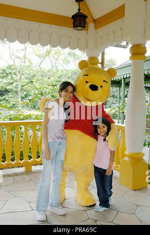 Due sorelle in posa per un ritratto con WINNIE THE POOH A HONG KONG DISNEYLAND Foto Stock