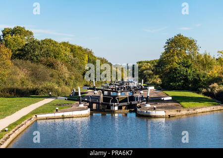 L'Hatton serrature o di Hatton volo sono un volo di 21 si blocca sul Grand Union Canal in Hatton, Warwickshire, Inghilterra Foto Stock