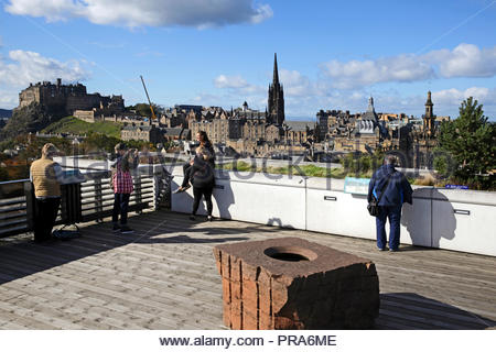 I turisti fotografare vista sul Castello di Edimburgo Skyline, Edimburgo in Scozia Foto Stock