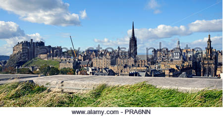 Vista panoramica del castello di Edinburgo e il Royal Mile Skyline, Edimburgo in Scozia Foto Stock