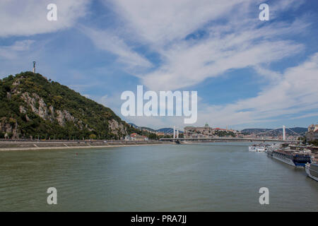 La collina Gellert, la Statua della Libertà, il ponte Elisabetta, il collegamento di Buda e Pest attraverso il fiume Danubio, il Royal Palace Budapest in Ungheria, Europa Foto Stock