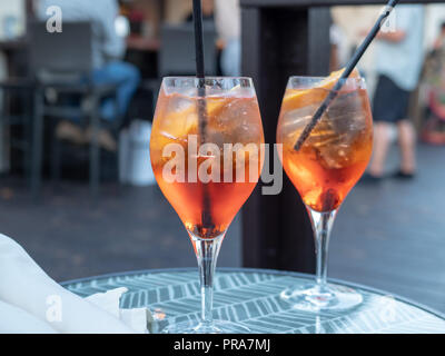 Due bicchieri di Campari Soda e limone su tavola in legno rustico Foto  stock - Alamy