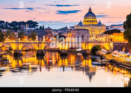 Roma, Italia. La Basilica di San Pietro e Sant'Angelo Bridge, oltre il fiume Tevere. Città del Vaticano. Foto Stock