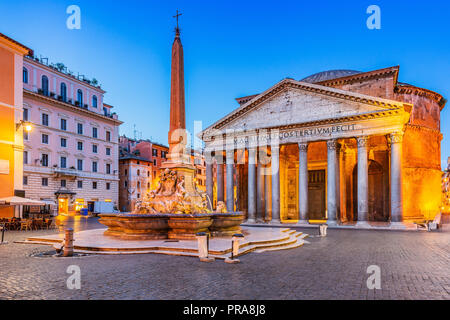Roma, Italia. Pantheon tempio, rotonda e quadrata Fontana al crepuscolo. Foto Stock