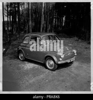 Un'originale Fiat 500 D d'epoca o Fiat Nuova cinquecento una piccola auto italiana e un classico design a motore posteriore fotografato nel 1962. La Fiat 500 è stata prodotta dal 1957 al 1975 e progettata da Dante Giacosa Foto Stock