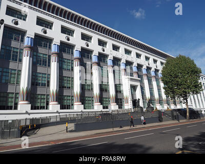 Una vista della Greater London House ex Carreras fabbrica di sigarette di un grande edificio in art deco in Camden Londra Foto Stock