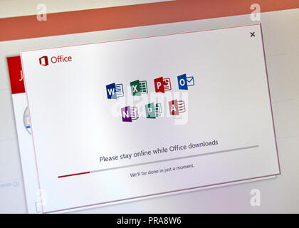 MONTREAL, Canada - 8 Settembre 2018: Microsoft Office 365 procees installazione su una schermata del desktop. Microsoft Office è una famiglia di client e server Foto Stock