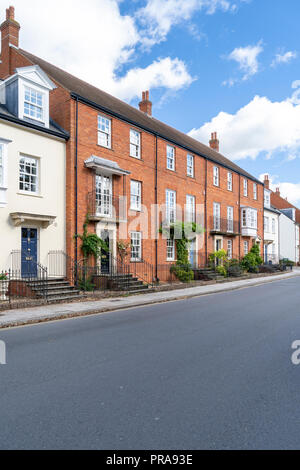 Terrazza di mattoni rossi case di città in Salisbury Regno Unito Foto Stock