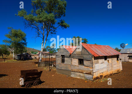 Deserta di ferro ondulato minatori cottages all'Gwalia città fantasma Western Australia Foto Stock