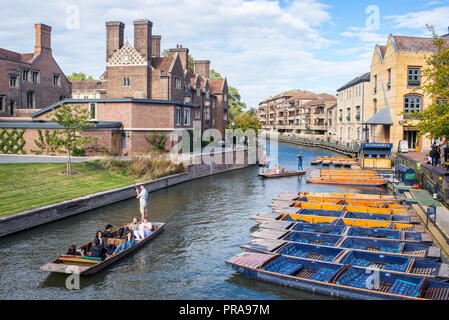 Cambridge, Regno Unito - Settembre 2018. Turistica estiva punting sul fiume Cam, vista dal Ponte di Maddalena con Magdalene College e Scudamore il Quayside Foto Stock