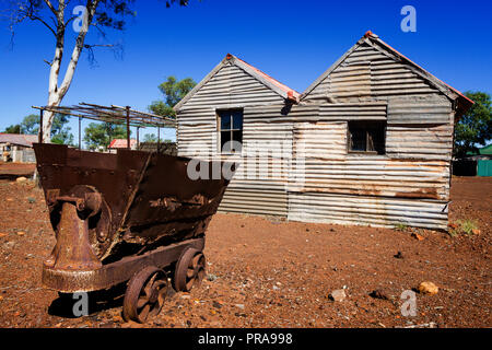 Deserta di ferro ondulato minatori cottages all'Gwalia città fantasma Western Australia Foto Stock