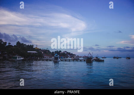 Tramonto su barche schierate al dock di Lívingston, una Garifuna città dei Caraibi nell est del Guatemala Foto Stock