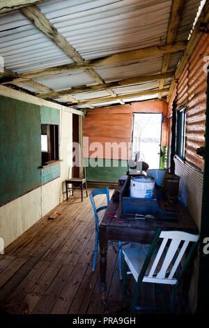 Interno di vecchi minatori cottages a Gwalia città fantasma nei pressi di Leonora Australia Occidentale Foto Stock